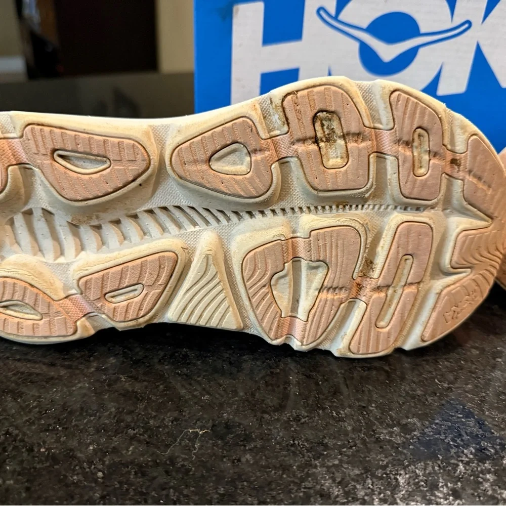 Hoka Women's Gaviota 5 size 7.5 with low mileage - Picture 9 of 10